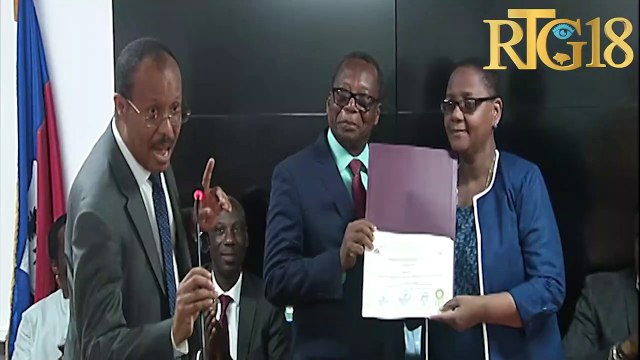 Ministè Sante Piblik remèt sètifika bay plizyè pèsonaj nan domèn lasante aprè plizyè semèn fòmasyon.