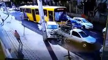 Câmera flagra ônibus provocando engavetamento com 11 veículos em Londrina