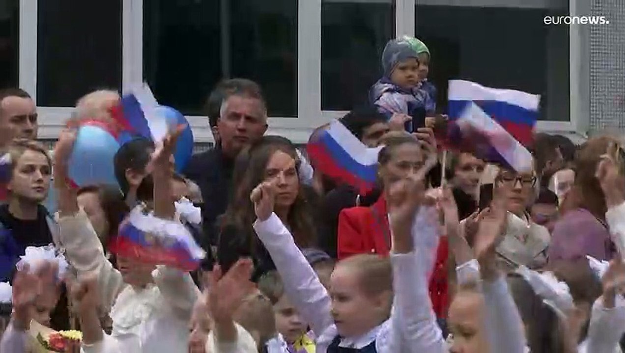 Russlands Schulen bekommen Fahnen für 17 Mio Euro - statt Toiletten