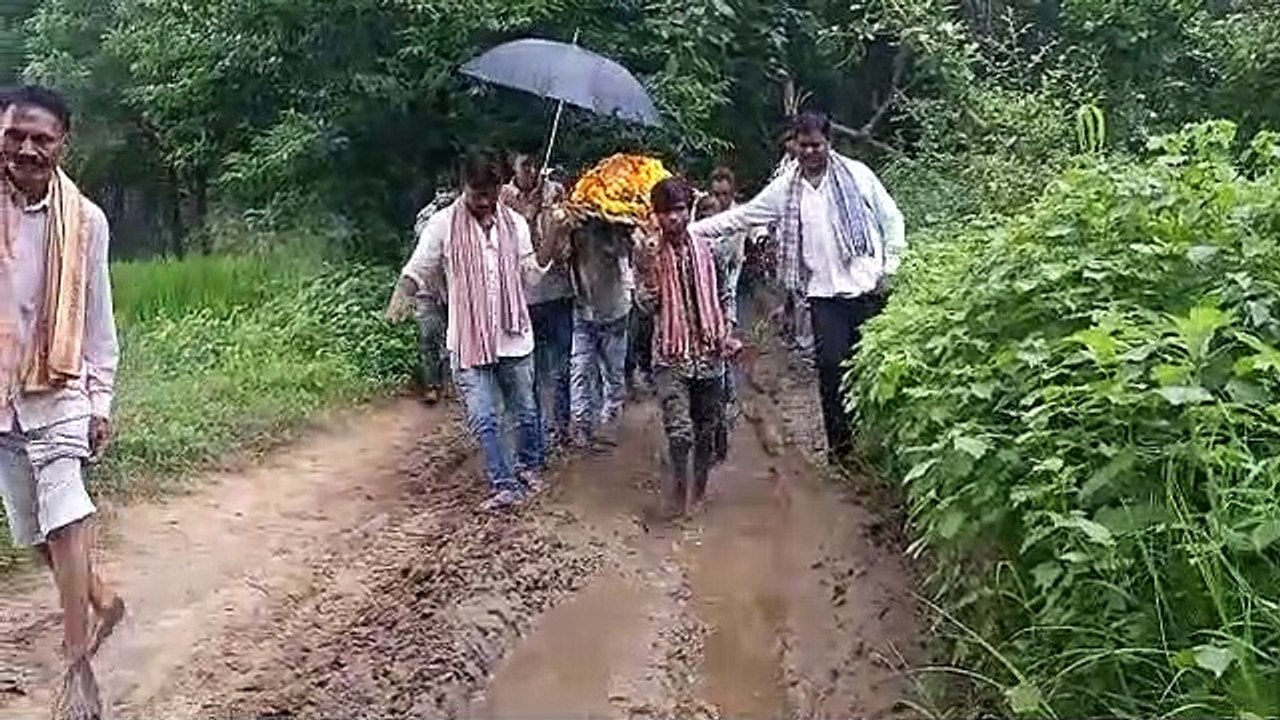 Gujarat Jan-samasya Video नदी के किनारे खुले आसमान के नीचे करना पड़ता है अंतिम संस्कार