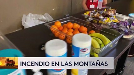 Más de 300 bomberos en San Diego están luchando para evitar que el fuego se siga expandiendo hacia zonas pobladas.