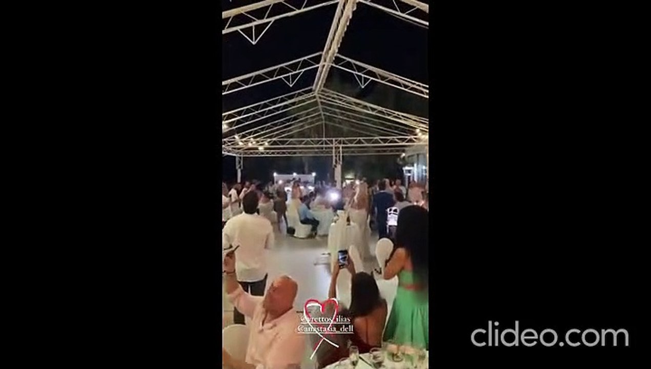 Βρεττός - Δεληγιάννη: Στιγμιότυπα από την γαμήλια δεξίωση - Ο πρώτος χορός του ζευγαριού