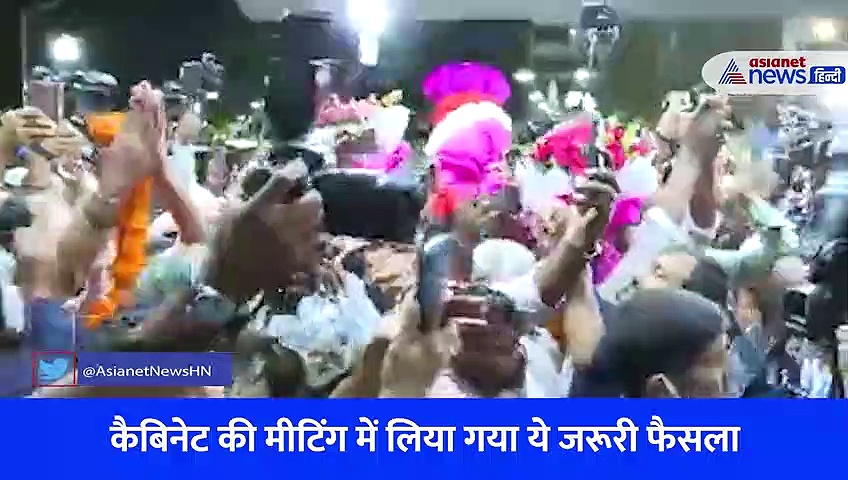 Video: झारखंड में सियासी संकट के बीच मना जश्न, गले में मांदर बांध नेताओं ने किया डांस 