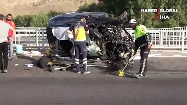 Otomobil köprü bariyerine çarptı: 3 ölü