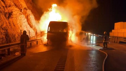 Otoyolda 8 ton kömür yüklü TIR yandı