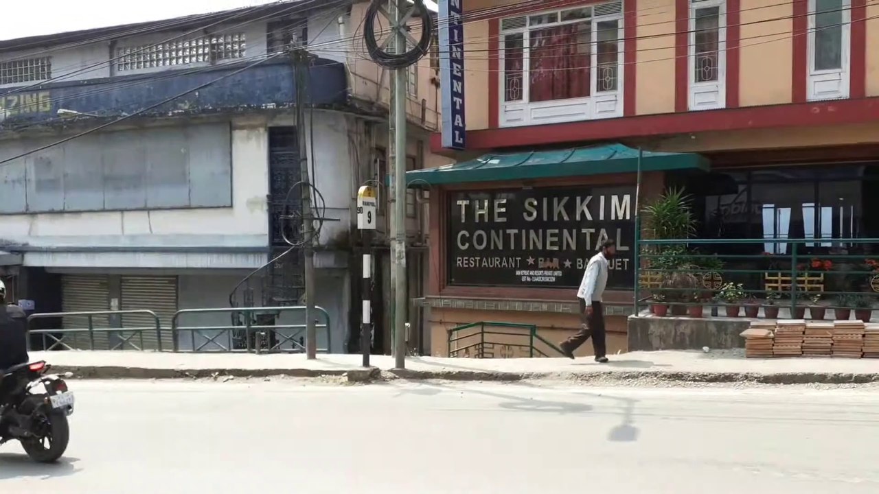 (हिंदी मे)  The Sikkim Continental, search of non-veg gave us an indulgence of vegetarian Jain food