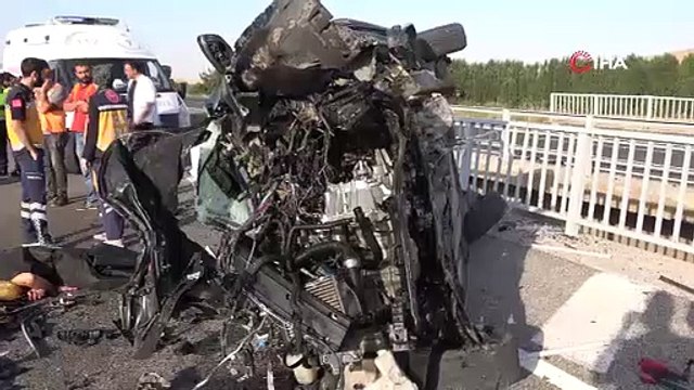 Otomobil köprü bariyerine çarptı: 3 ölü, 1 yaralı