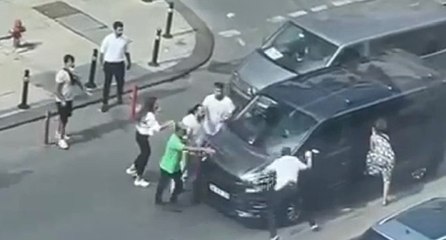 Maltepe’de minibüs şoförlerinin yol verme kavgası kamerada