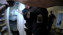 La cámara corporal de un agente de Ohio muestra el disparo mortal a un joven negro desarmado en su cama
