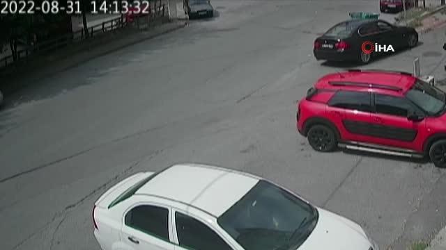 Ümraniye'de el freni çekilmeyen aracı çevredekiler böyle durdurdu