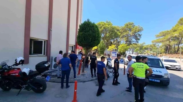 Son dakika 3. sayfa: Tedavi için hastaneye gelen husumetlilerini bıçaklayan kadın tutuklandı