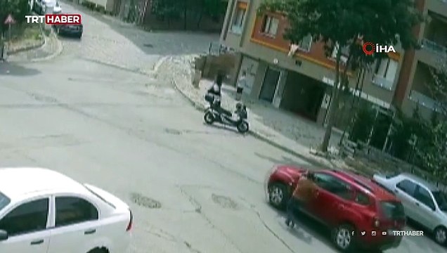 El freni çekilmeyen aracı iterek durdurdular