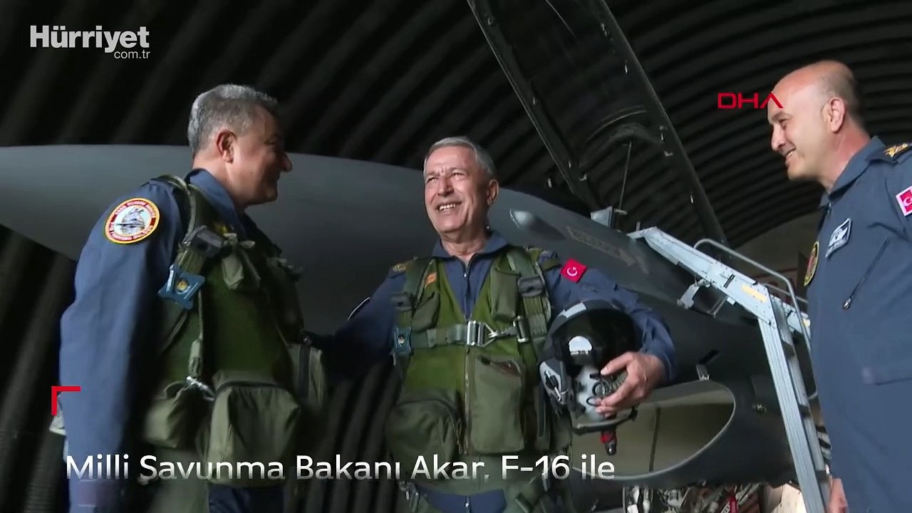 Milli Savunma Bakanı Akar, F-16 ile Ege Denizi'nde uçuş yaptı