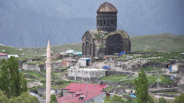 Köy ortasındaki kilise mimarisiyle dikkat çekiyor