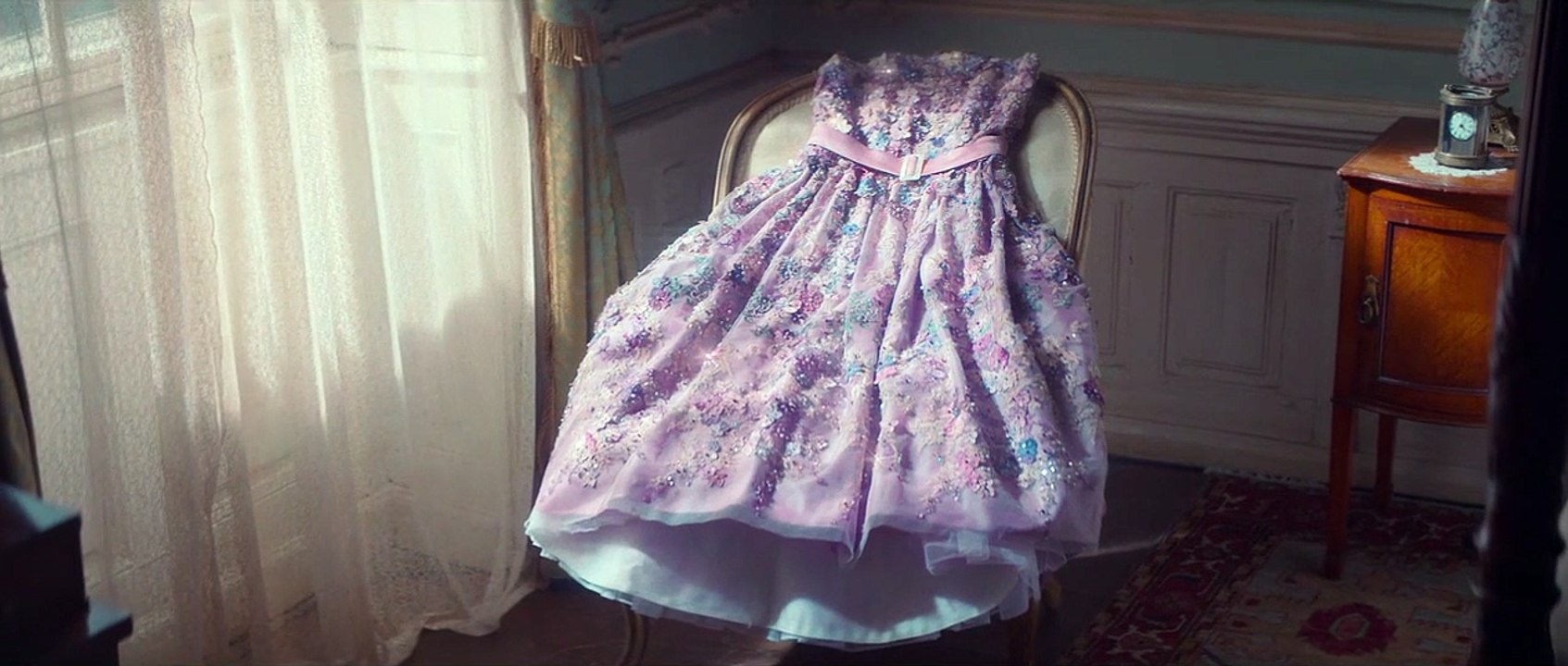 Une robe pour Mrs Harris Bande-annonce VF