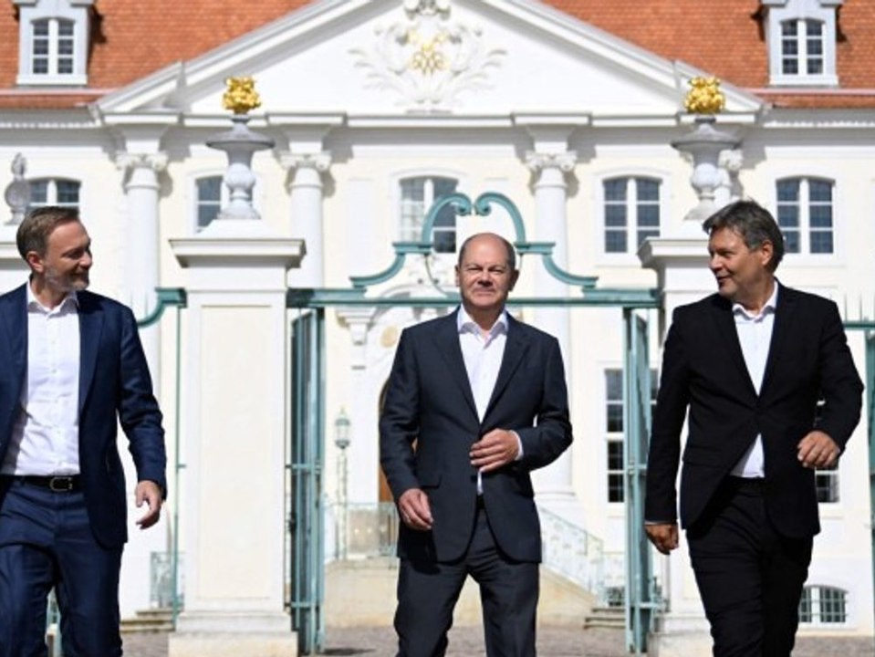 Zufriedenheit mit der Bundesregierung erreicht Rekordtief