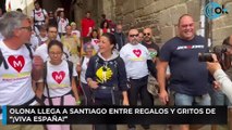 Olona llega a Santiago entre regalos y gritos de “¡Viva España!”