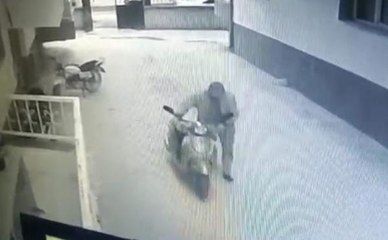 ŞAPKA VE MASKE TAKIP SİTE BAHÇESİNDEKİ MOTOSİKLETİ ÇALDI