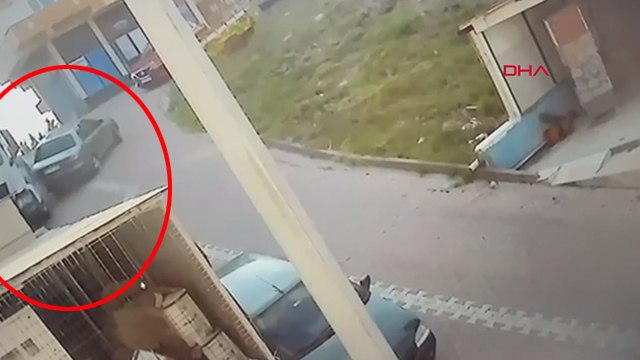 Freni boşalan kamyon önce 2 otomobile sonra iş yerine çarptı