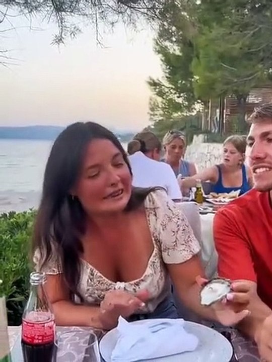 La première huitre de sa vie a du mal à passer