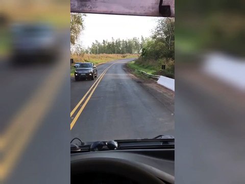 Vídeo mostra incêndio em veículo que capotou na PR-482, em Maria Helena