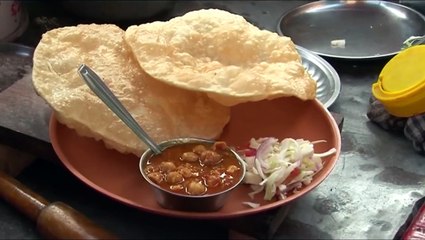 Скачать видео: street food gujarat - breakfast food - puri shak - indian street food gujarat