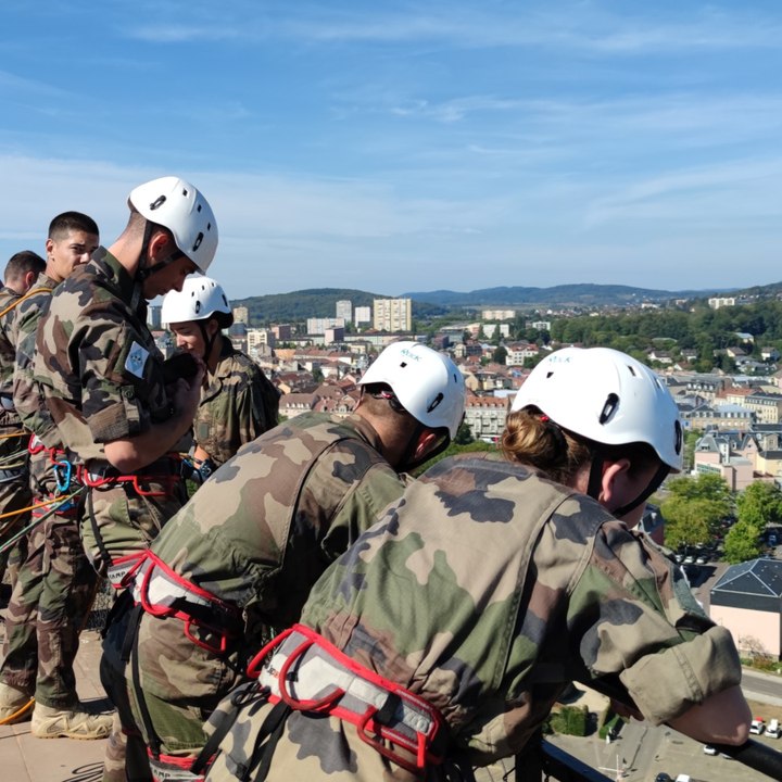 Les nouveaux étudiants de l'ESTA descendent la citadelle de Belfort en rappel