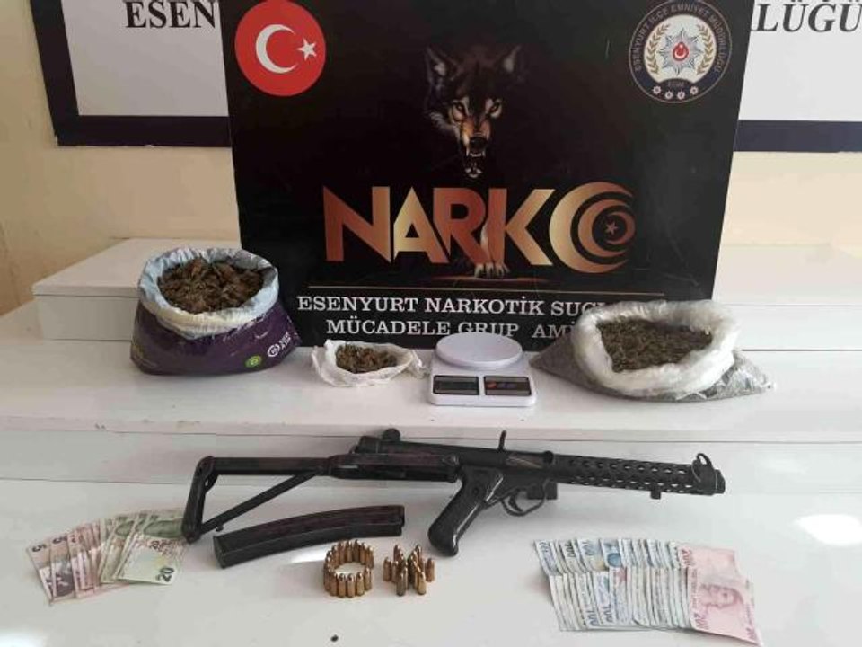 Uyuşturucu şüphelisinin evinden otomatik tüfek çıktı