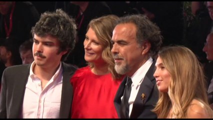 Venezia 79, Alejandro Inarritu sul red carpet con la famiglia