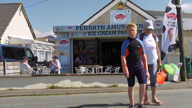 Люди покидают дома в прибрежных районах