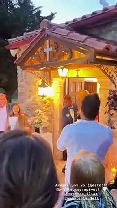 Βρεττός – Δεληγιάννη: Το απίθανο δεύτερο φόρεμα της νύφης και η έκπληξη που του  έκανε στη γαμήλια δεξίωση