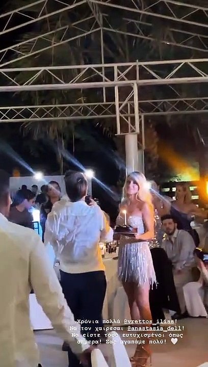 Βρεττός – Δεληγιάννη: Το απίθανο δεύτερο φόρεμα της νύφης και η έκπληξη που του  έκανε στη γαμήλια δεξίωση 2