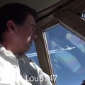 Ce pilote d'avion fait un AirDrop en plein vol avec le pilote d'un autre avion