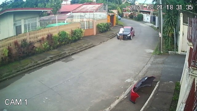 Regardez ce qu'il doit faire pour passer les dos d'âne avec sa voiture : ridicule