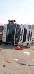 Direksiyon hakimiyeti kaybolan kamyon böyle devrildi
