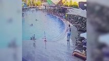 Son dakika haberleri! Havuzda boğulma tehlikesi geçiren çocuğa cankurtaranın müdahalesi kamerada