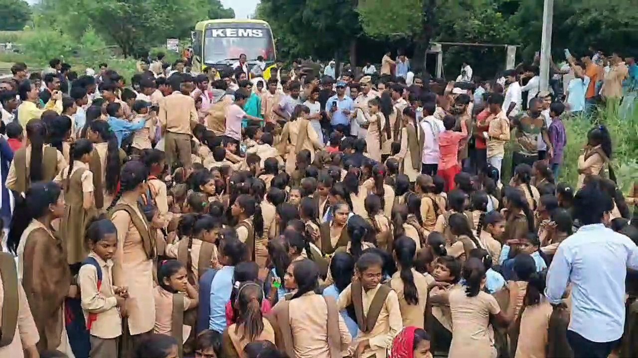 व्याख्याता के तबादले पर आक्रोश, विद्यार्थियों न...