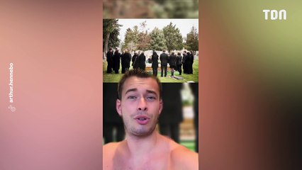 Cet homme rit aux funérailles de sa mère, l'histoire derrière ce rire est invraisemblable