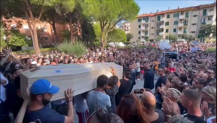 Livorno, i funerali di Denny Magina: cori e applausi, "Nei nostri cuori"