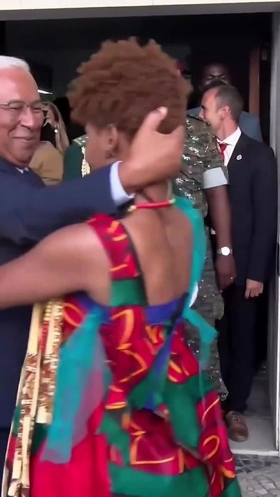 António Costa dá “pezinho de dança” em Maputo e momento já se tornou viral