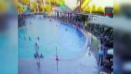 Küçük çocuk az kalsın boğuluyordu! Kurtarılma anı kamerada