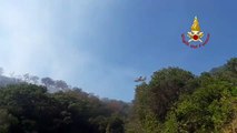 Orbetello, incendio sulle colline: elicotteri e Canadair in azione
