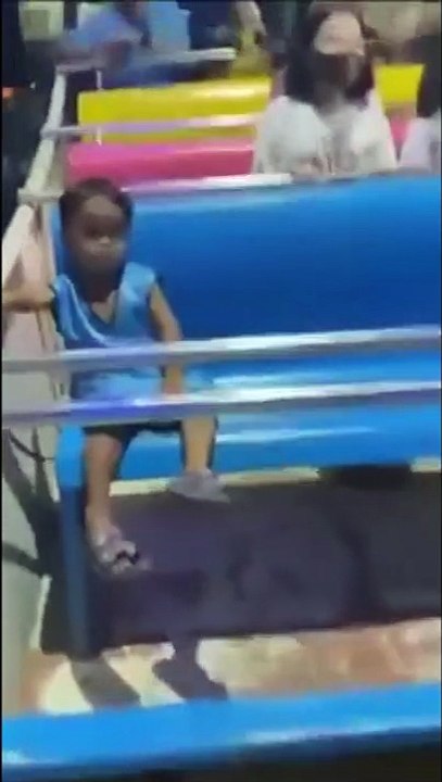 Cette fillette n'a peur de rien et surtout pas des manèges