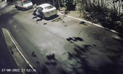 Des individus volent une voiture occupée en pleine nuit