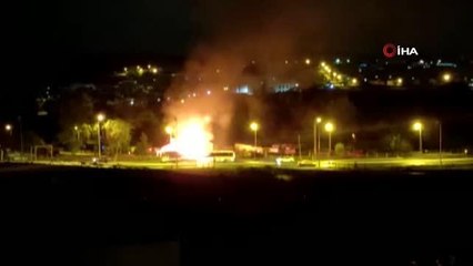 Park halindeki araç alev topuna döndü