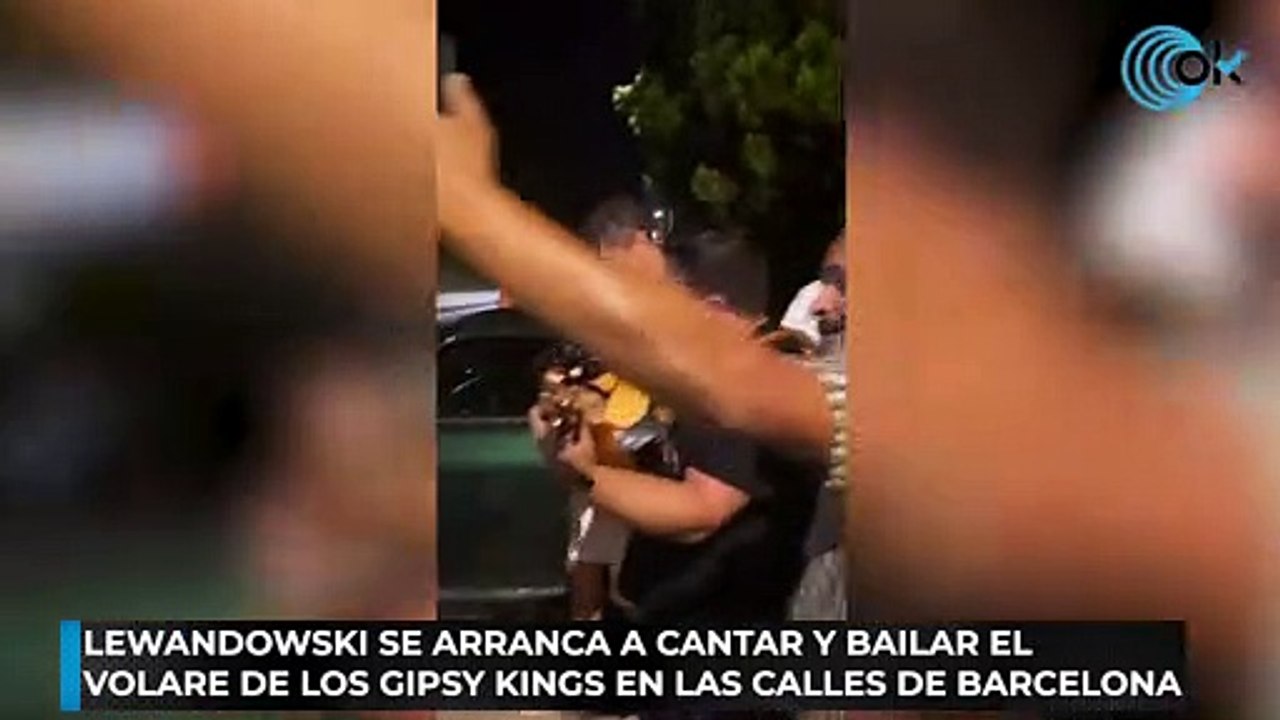 Lewandowski se arranca a cantar y bailar el Volare de los Gipsy Kings en las calles de Barcelona