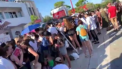 Mostra Venezia: carte, giochi di società e ombrelli colorati, ecco come i teenager aspettano Chalamet