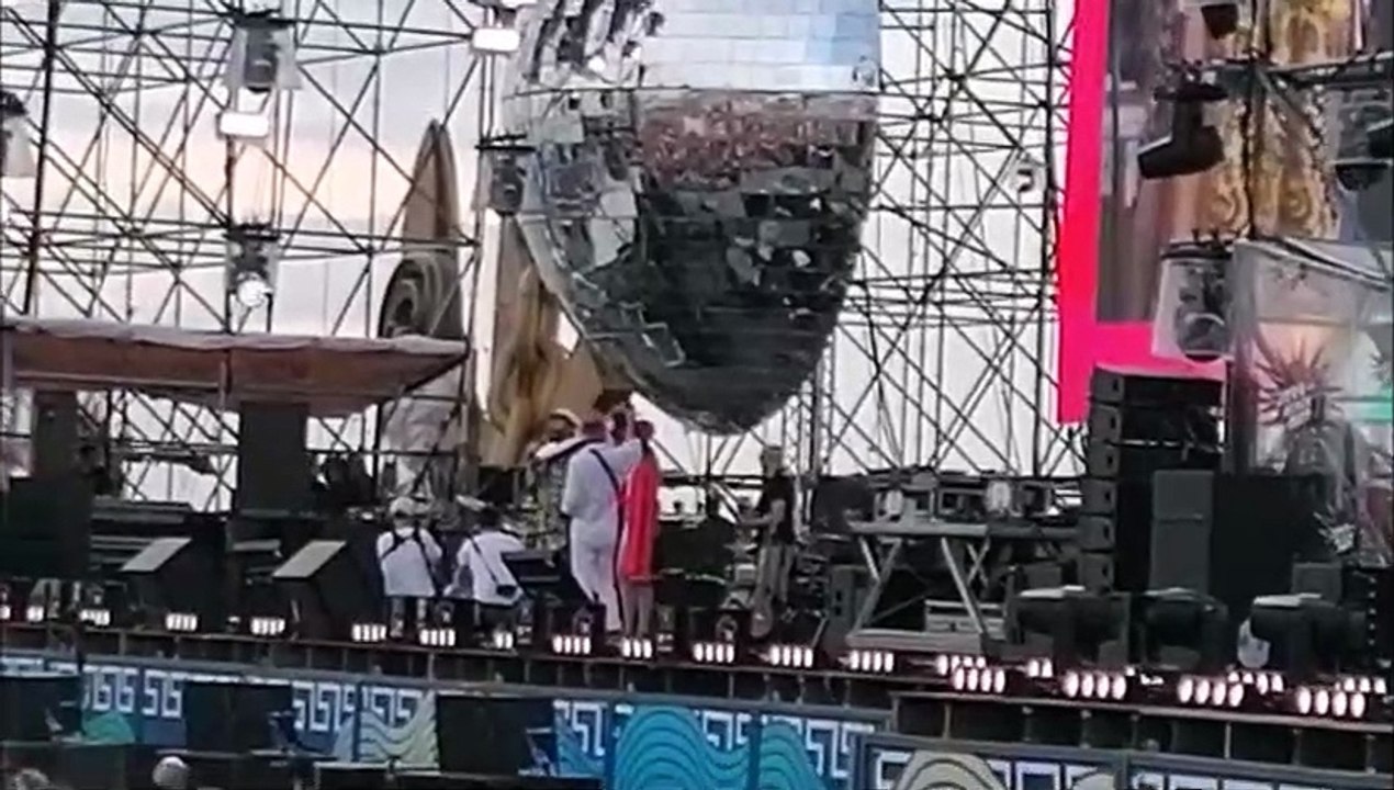 Jova Beach Viareggio, l'incontro di Lorenzo Cherubini con Burlamacco