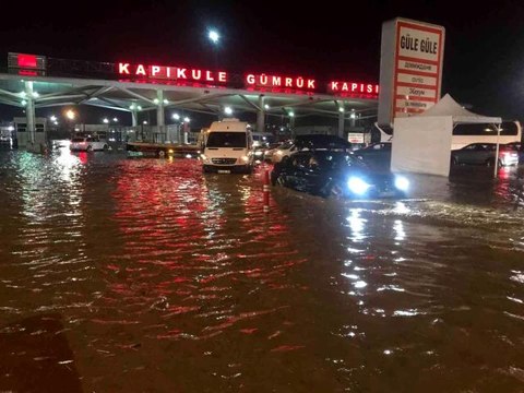 Son dakika haberi: Bulgaristan-Edirne sınırında sel: Yollar kapandı araçlar mahsur kaldı