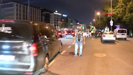 KADIKÖY'DE TRAFİK DENETİMİ: CEZA YİYİP OTOMOBİL ÖNÜNDE POZ VERDİLER